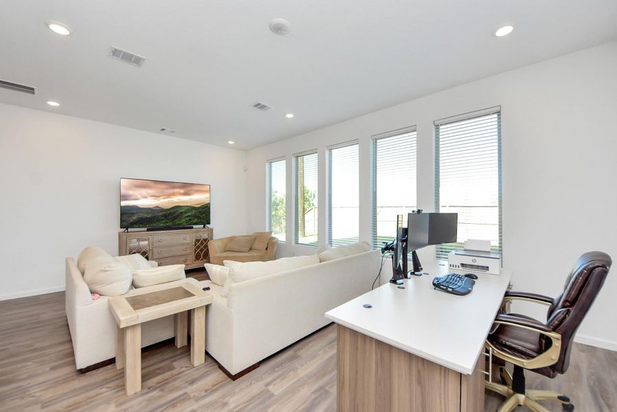 Furnished interior view inside a new home in Cross Creek Ranch, Fulshear (Image 25).