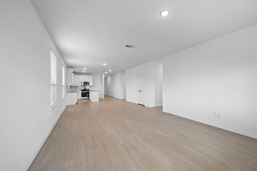 Spacious, unfurnished interior of a new home in River Ranch, Dayton (Image 12).