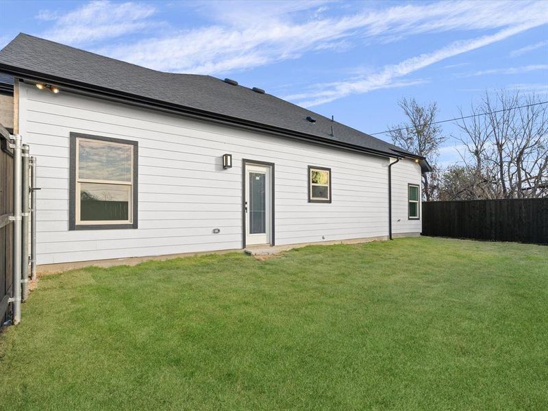 Exterior details and patio area of a home in , West Tawakoni (Image 3).