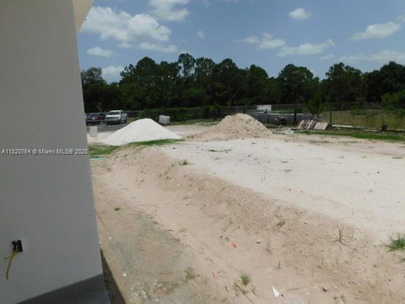 Exterior details and patio area of a home in , Clewiston (Image 12).