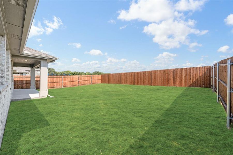 Exterior details and patio area of a home in Eagle Glen Elements, Alvarado (Image 3).