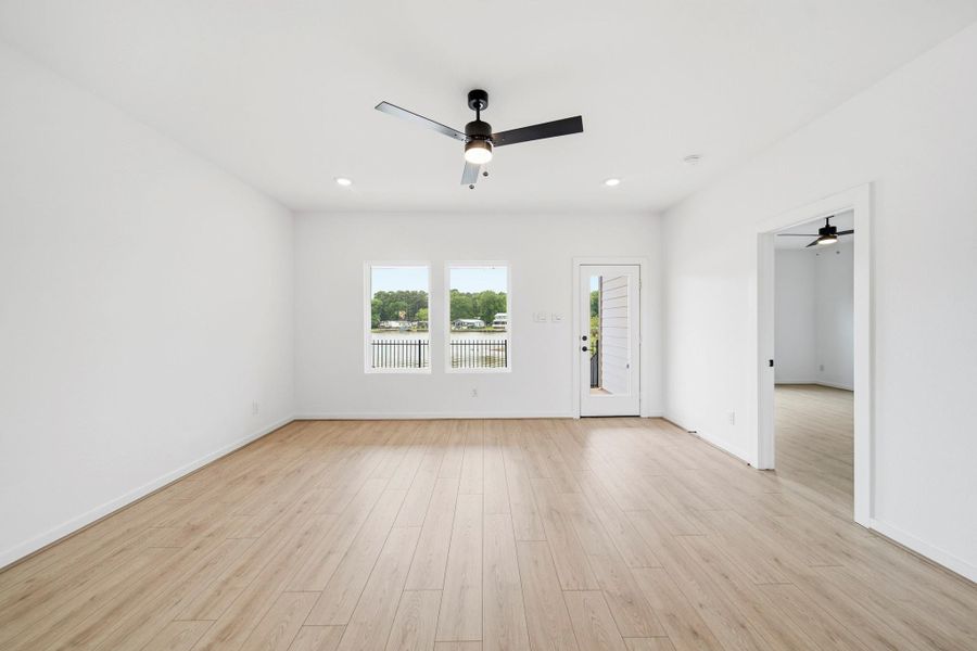 Spacious, unfurnished interior of a new home in Lake Conroe Cove, Willis (Image 11).