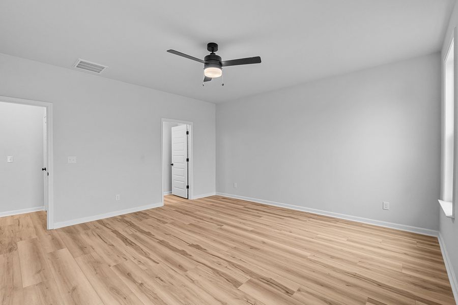 Spacious, unfurnished interior of a new home in Fieldstone, Lexington (Image 37).