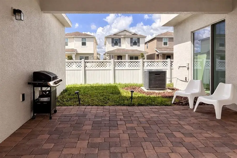 Exterior details and patio area of a home in , Winter Garden (Image 4).