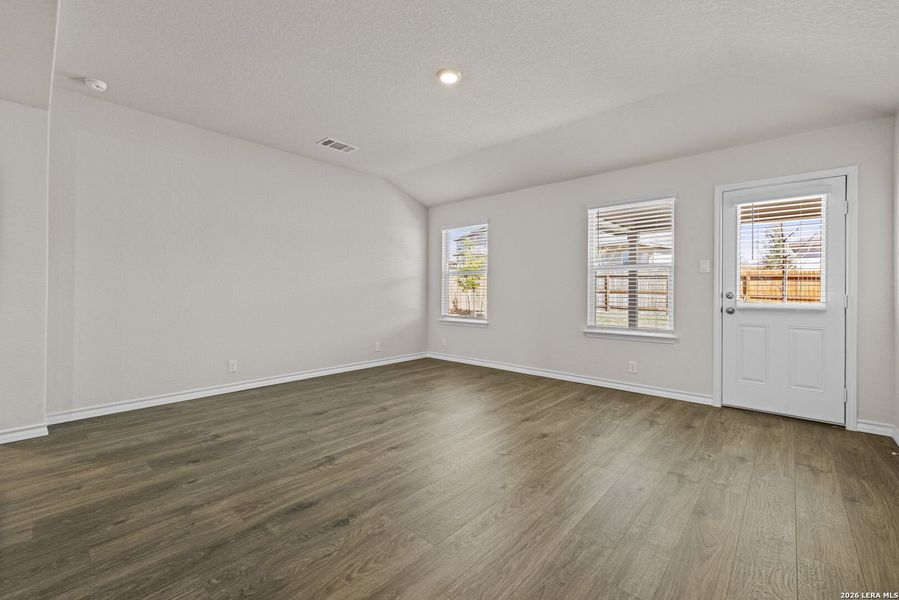 Spacious, unfurnished interior of a new home in Redbird Ranch, San Antonio (Image 27).