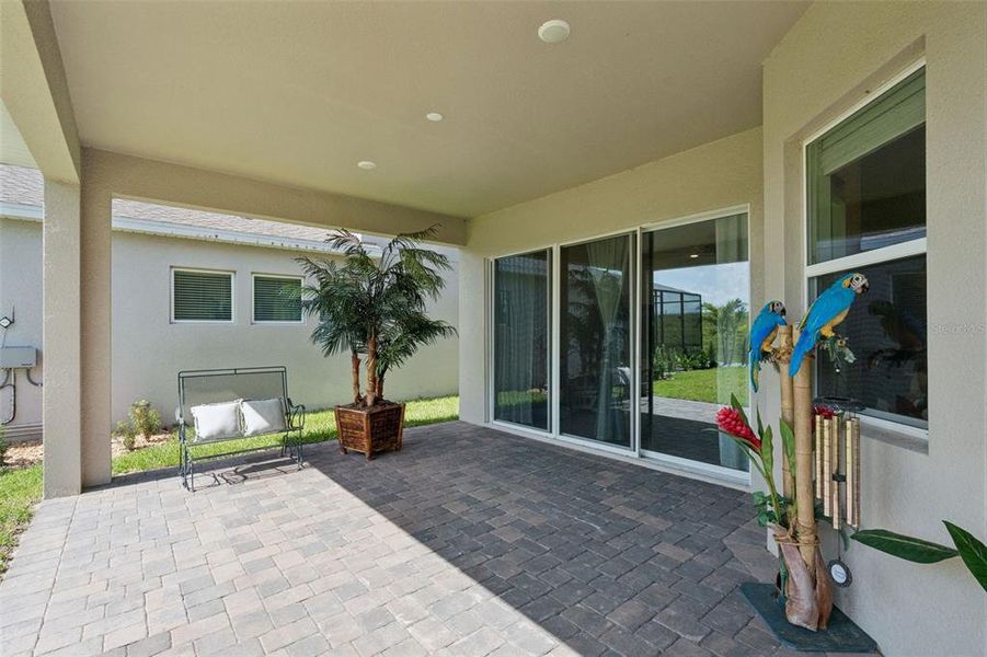 Exterior details and patio area of a home in , Winter Garden (Image 3).