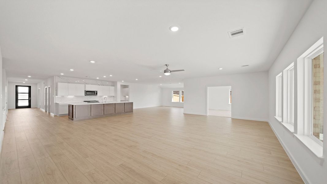 Spacious, unfurnished interior of a new home in Riverside Estates, Mont Belvieu (Image 16).