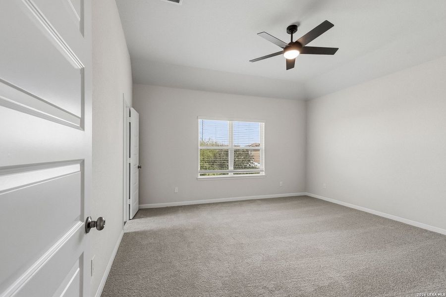 Spacious, unfurnished interior of a new home in Melissa Ranch, San Antonio (Image 25).
