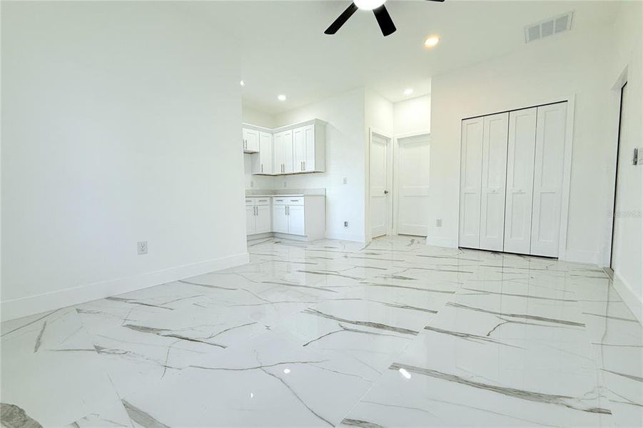 Spacious, unfurnished interior of a new home in , Tampa (Image 38).
