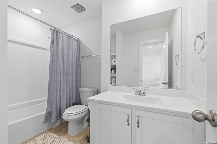 Furnished interior view inside a new home in , Seguin (Image 17).