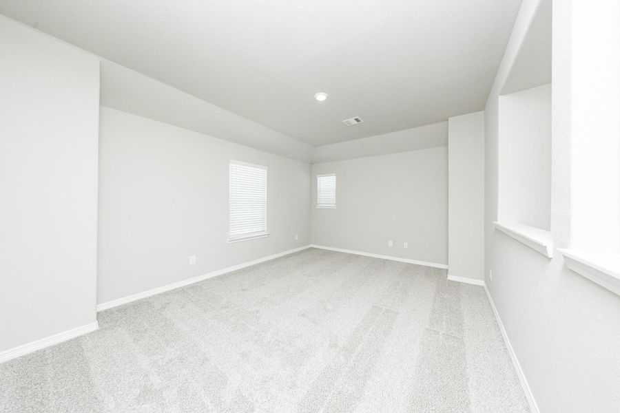 Spacious, unfurnished interior of a new home in Granger Pines, Conroe (Image 9).