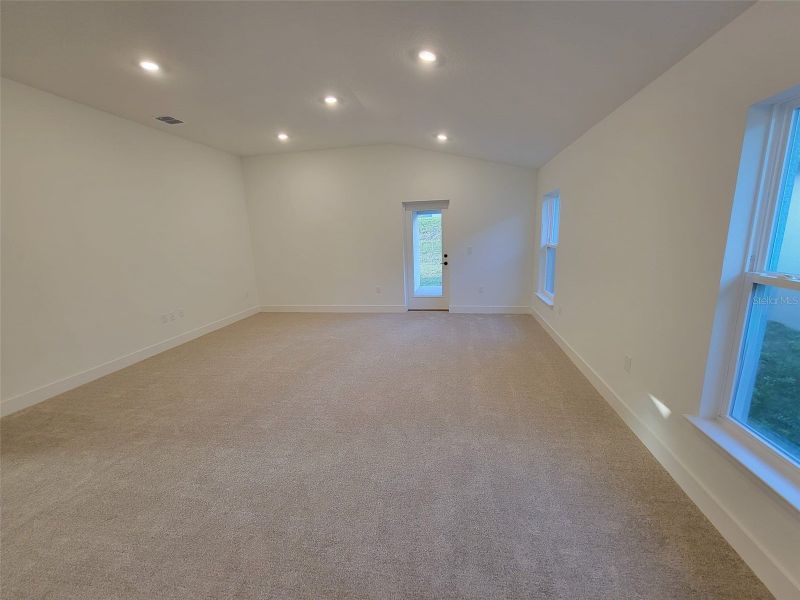 Spacious, unfurnished interior of a new home in Arbor Park, Leesburg (Image 9).