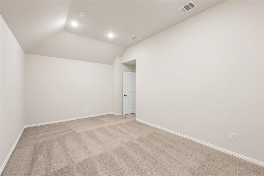 Spacious, unfurnished interior of a new home in Creekview Meadows, Pilot Point (Image 27).