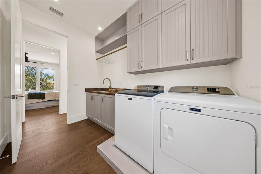 Furnished interior view inside a new home in , Orlando (Image 16).