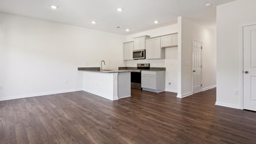 Spacious, unfurnished interior of a new home in Cherokee Crossing, Kodak (Image 7).