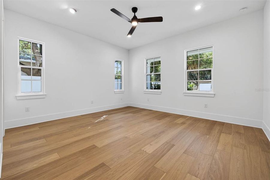 Spacious, unfurnished interior of a new home in , St. Petersburg (Image 37).