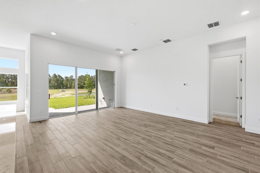 Spacious, unfurnished interior of a new home in Tamarack at Two Rivers, Zephyrhills (Image 9).