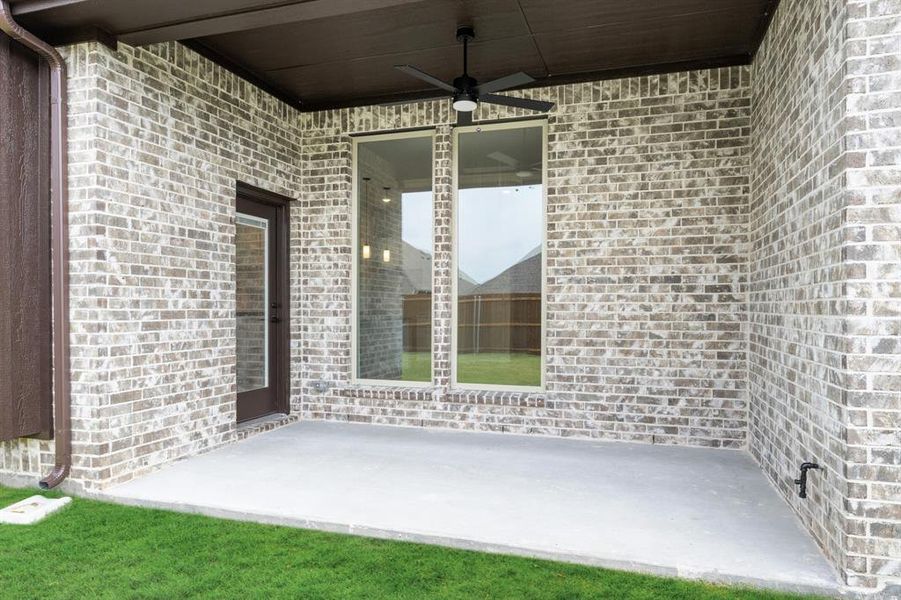 Exterior details and patio area of a home in Addison Hills, Cedar Hill (Image 3).