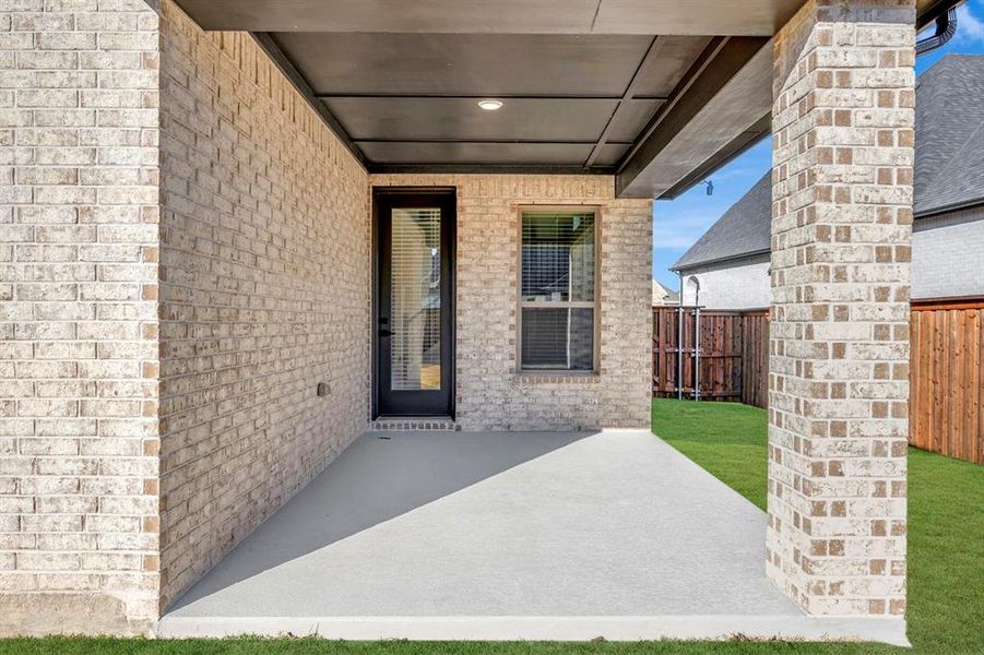 Exterior details and patio area of a home in Mantua Point Classics, Van Alstyne (Image 3).