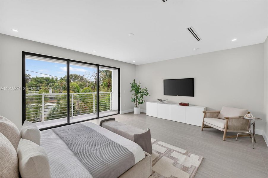 Furnished interior view inside a new home in , Fort Lauderdale (Image 53).