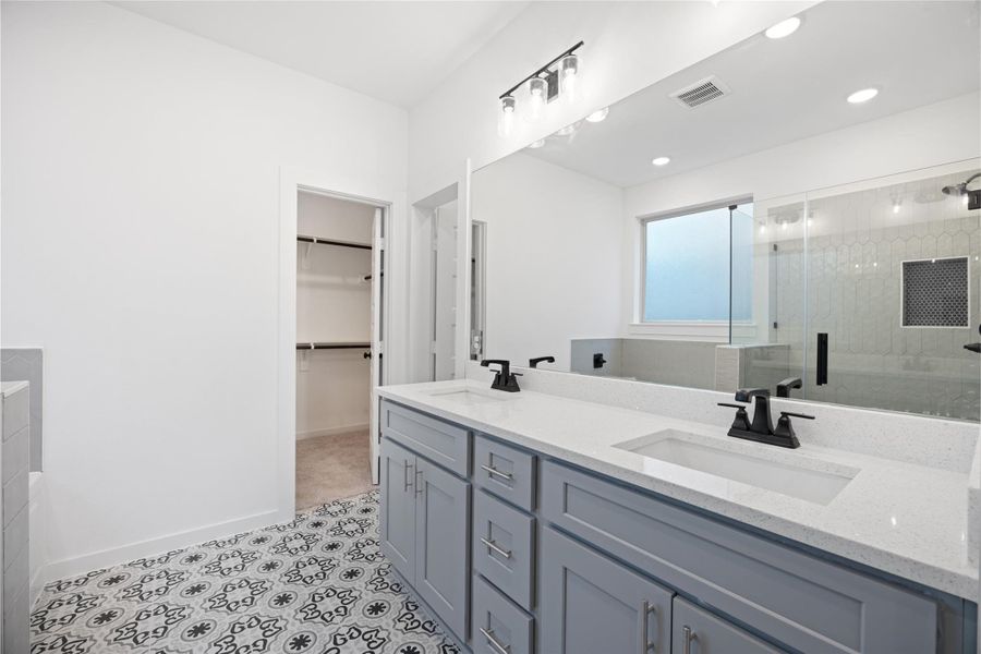 Furnished interior view inside a new home in Kendall Lakes, Alvin (Image 8).