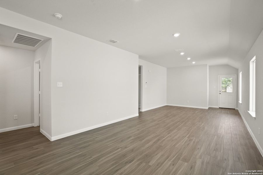 Spacious, unfurnished interior of a new home in Timber Creek, San Antonio (Image 11).