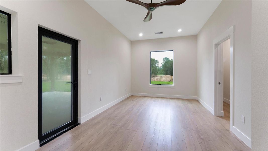Spacious, unfurnished interior of a new home in , Conroe (Image 26).