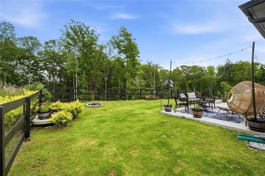 Exterior details and patio area of a home in Lost Creek, Dallas (Image 27).
