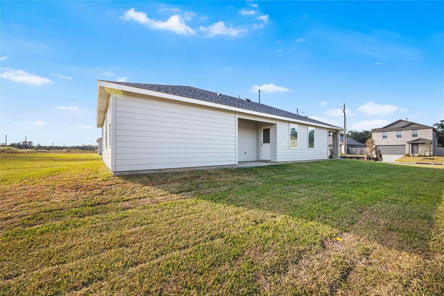 Exterior details and patio area of a home in Hill & Dale Ranch, Splendora (Image 3).