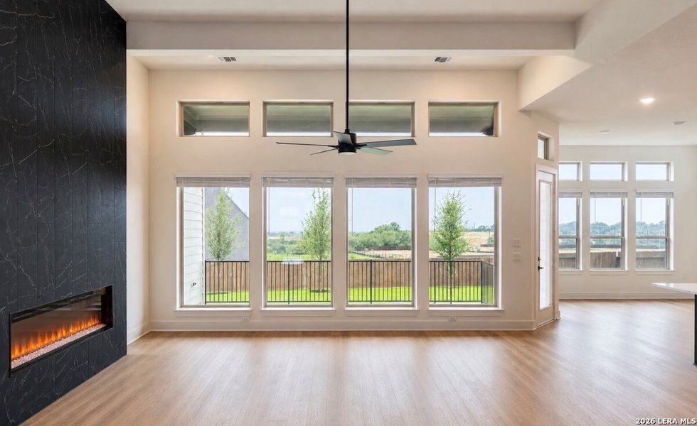 Spacious, unfurnished interior of a new home in Prominence Urban, San Antonio (Image 5).