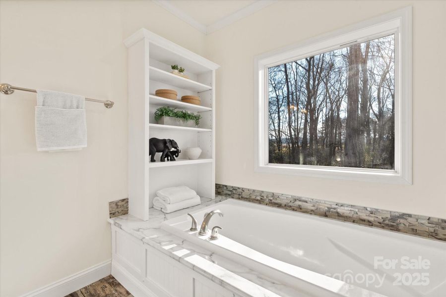 En Suite Bath w/ Soaking Tub