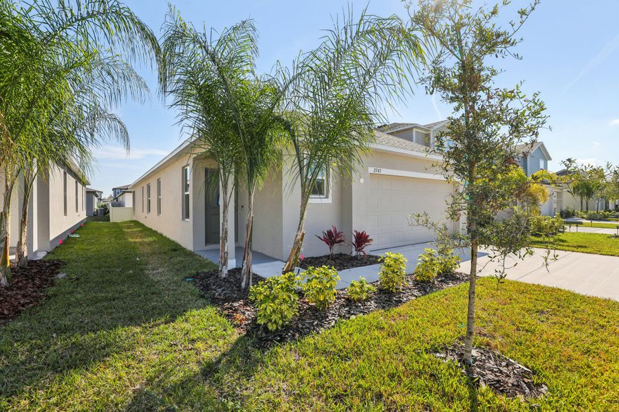 Representative exterior details of a home built from the Vista by Maronda Homes in Heritage Station, Punta Gorda (Image 3).