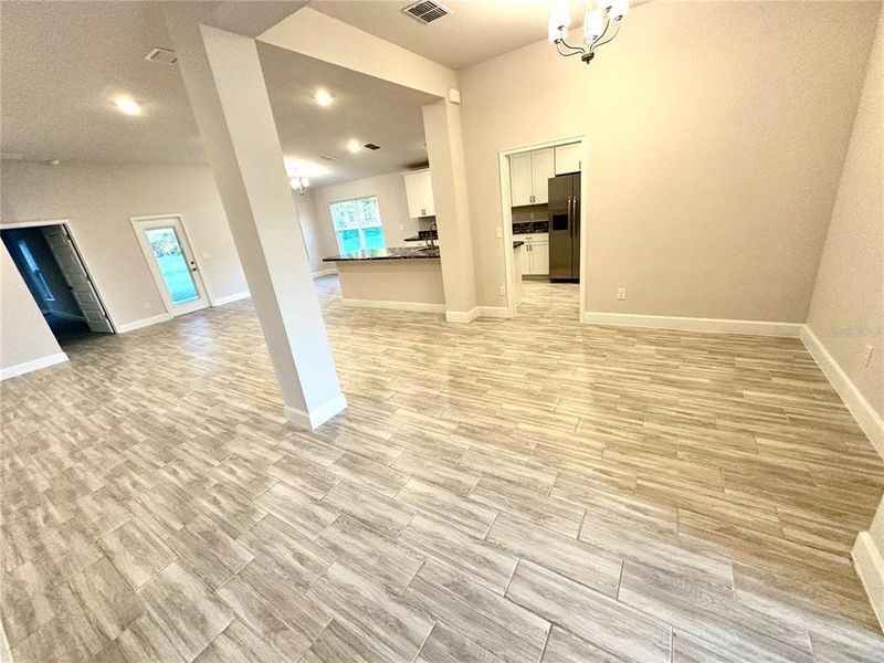Spacious, unfurnished interior of a new home in Oak Hill Plantation, Ocala (Image 12).