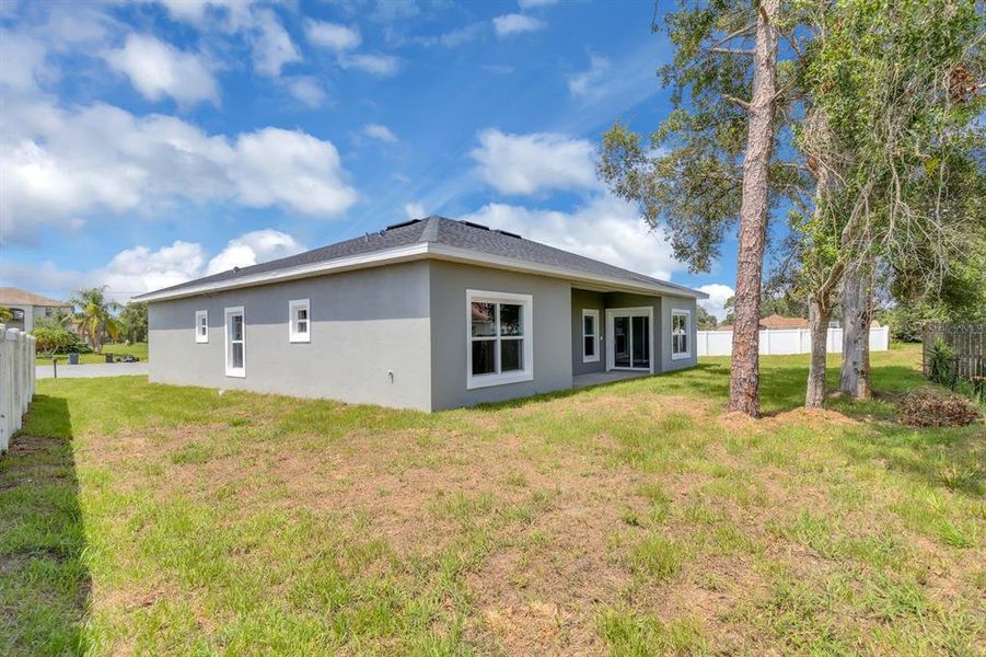 Exterior details and patio area of a home in , Kissimmee (Image 2).
