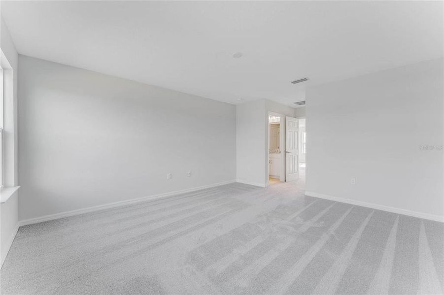 Spacious, unfurnished interior of a new home in Groves at Whitemarsh, Leesburg (Image 29).