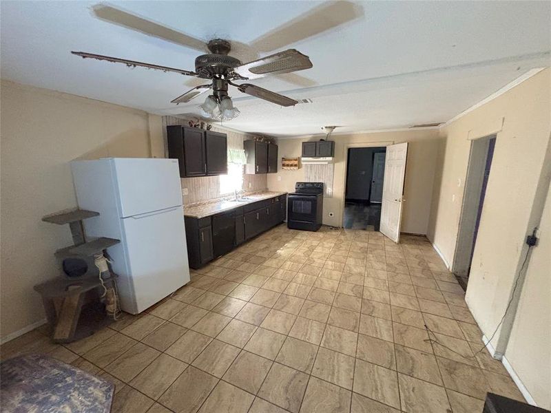 Furnished interior view inside a new home in , Cleburne (Image 4).