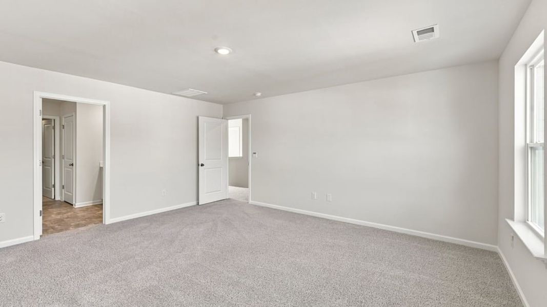 Spacious, unfurnished interior of a new home in Woodglen, Piedmont (Image 31).