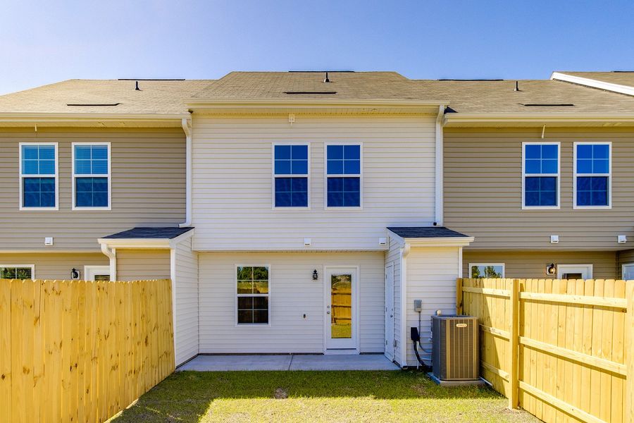 Exterior details and patio area of a home in Astoria, Columbia (Image 21).