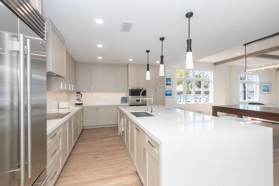 12 184 Lake Dr. Suite 200--8 12 184 Lake Dr. Suite 200--8