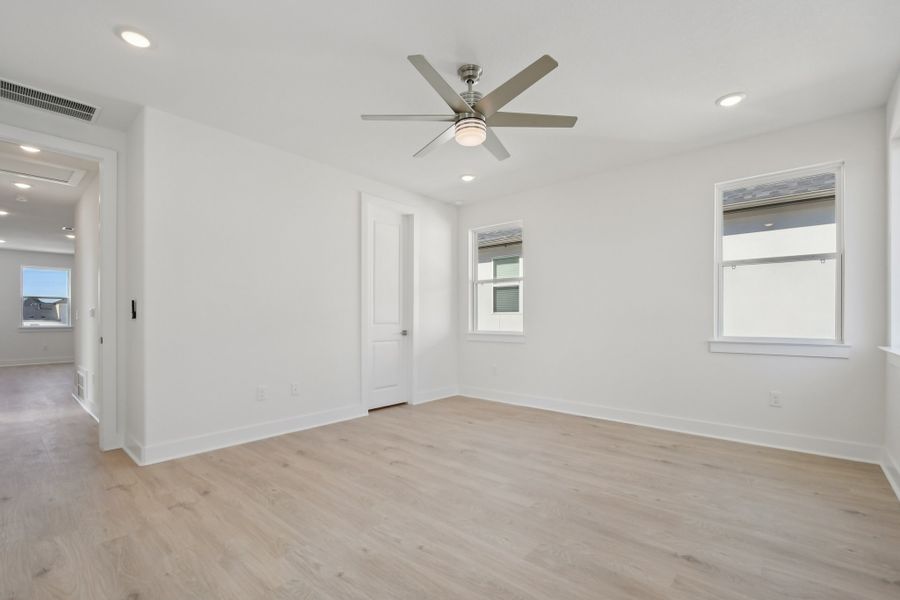 Spacious, unfurnished interior of a new home in Foxfield, Austin (Image 23).