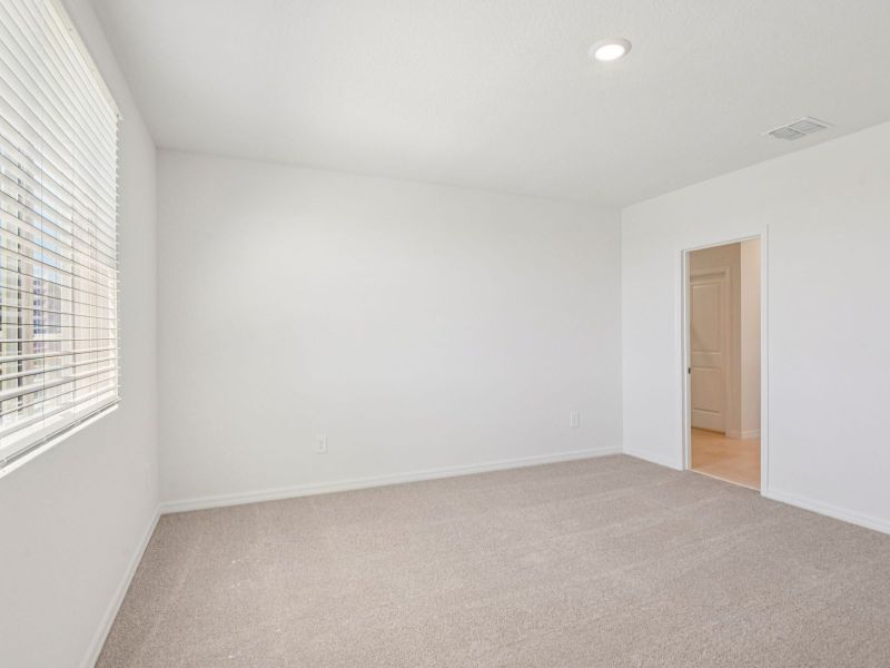 Spacious, unfurnished interior of a new home in Hilltop Vistas, Dade City (Image 17).