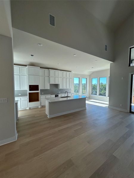 Light & Bright Open Concept Kitchen and Casual Dining
