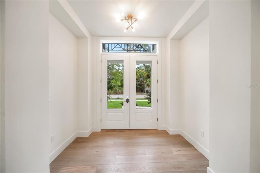 Spacious, unfurnished interior of a new home in , Sarasota (Image 92).