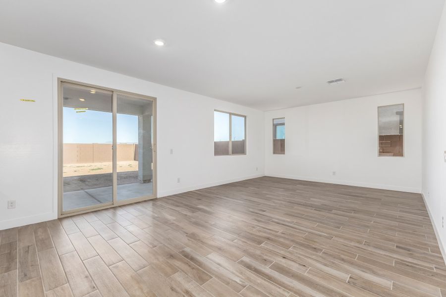 Spacious, unfurnished interior of a new home in Bella Vista Farms, San Tan Valley (Image 7).