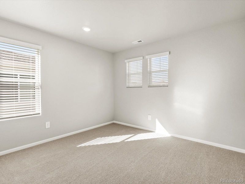 Spacious, unfurnished interior of a new home in Lake Bluff, Greeley (Image 20).