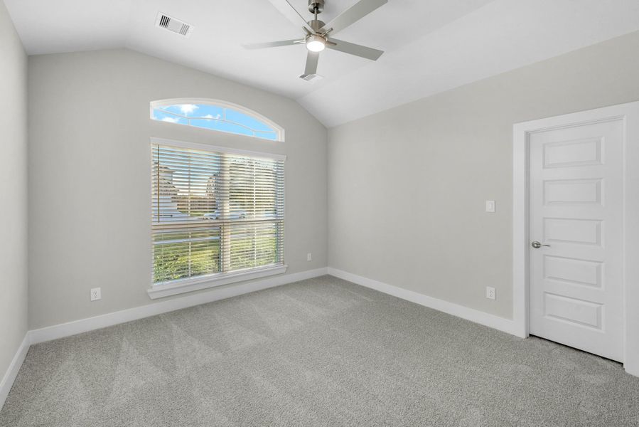 Spacious, unfurnished interior of a new home in Briarwood Crossing, Rosenberg (Image 27).