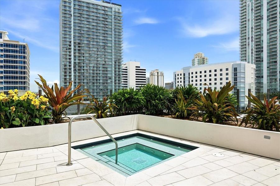 Condo located in St. Petersburg, FL showcasing its design and architecture (Image 36).