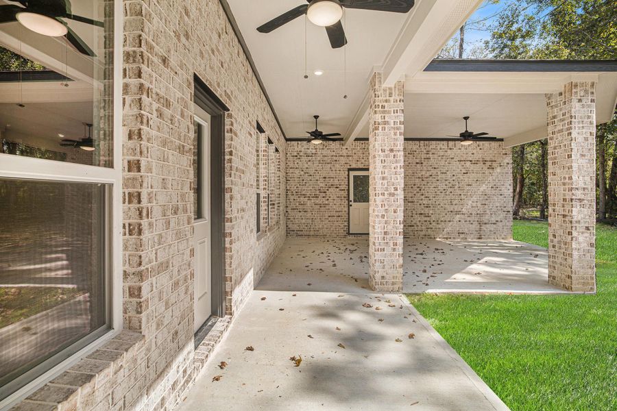 Exterior details and patio area of a home in Encino Estates, Dayton (Image 4).