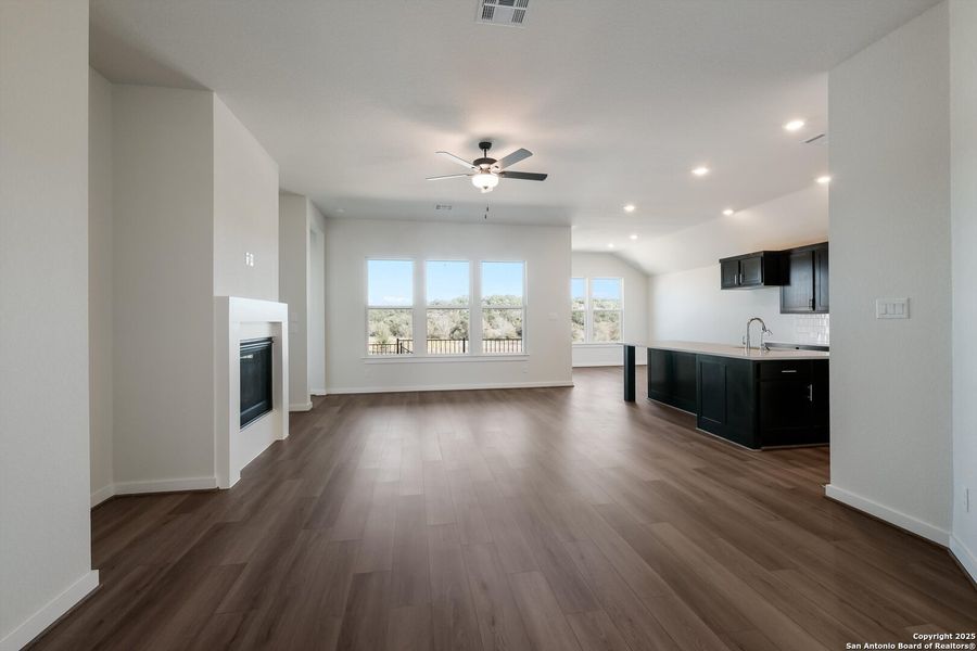 Spacious, unfurnished interior of a new home in Meyer Ranch, New Braunfels (Image 10).