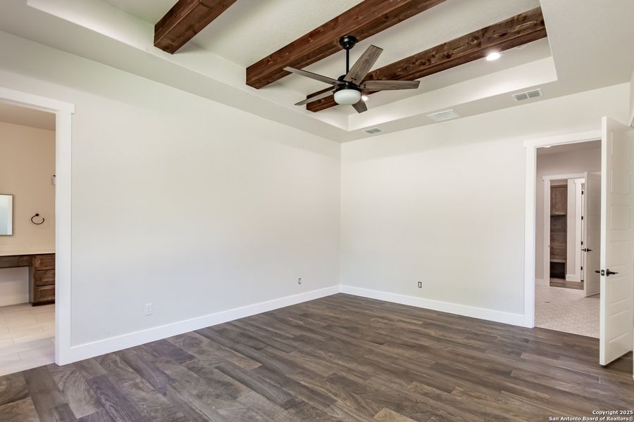 Spacious, unfurnished interior of a new home in , La Vernia (Image 29).
